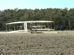 replica do motoplanador que os Irmaos Wright disseram que voo em 1903, tentando decolar desde o trilho